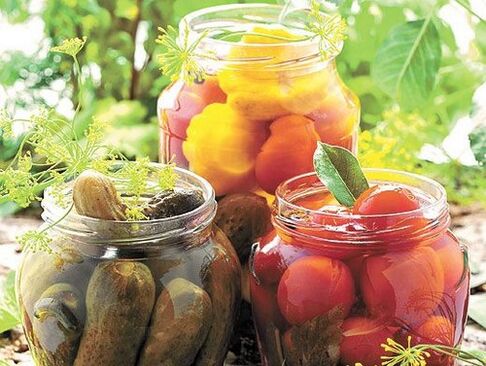 marinuoti agurkai ir pomidorai parazitams pašalinti